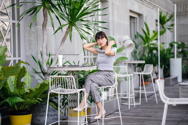 Retrato Una Mujer Asiática China Mediana Edad Segura Elegante Atractiva — Foto de Stock