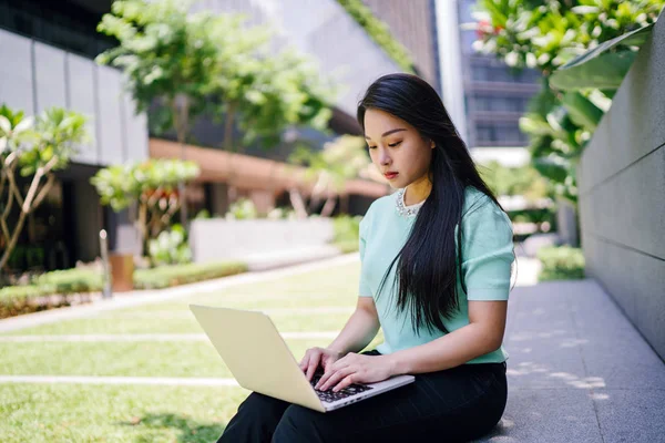 Una Joven Atractiva Estudiante Asiática Sienta Trabaja Computadora Portátil Campus — Foto de Stock