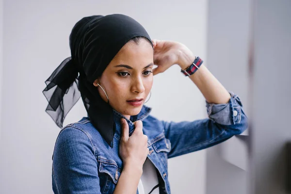 Jovem Elegante Atraente Mulher Muçulmana Malaia Vestindo Vestido Jaqueta Jeans — Fotografia de Stock