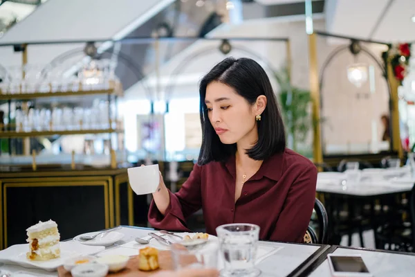 Retrato Una Hermosa Elegante Joven Coreana Asiática Sentada Elegante Café — Foto de Stock