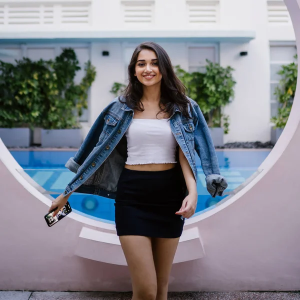 Retrato Uma Mulher Asiática Indiana Bonita Jovem Atraente Top Branco — Fotografia de Stock