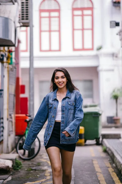 Alta Jovem Elegante Mulher Indiana Asiática Andando Por Beco Cidade — Fotografia de Stock