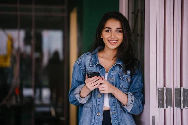 Güzel, uzun boylu, zarif ve genç Hintli Asyalı kadın manifatura onun akıllı portresi. O bir retro Kot ceket giyiyor 