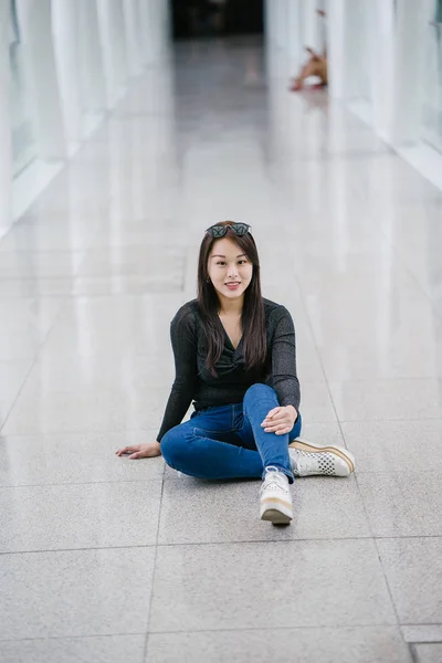 Retrato Uma Jovem Chinesa Asiática Posando — Fotografia de Stock