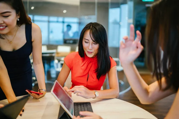 Gruppo Uomini Affari Nello Spazio Working — Foto Stock