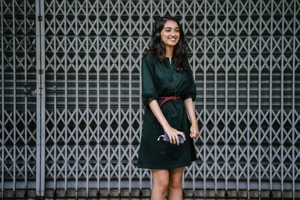 Retrato Uma Jovem Atraente Bonita Menina Milenar Indiana Asiática Dançando — Fotografia de Stock