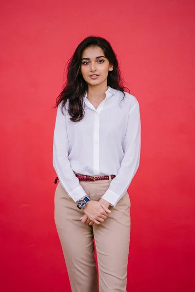 Портрет Молодой Индийской Девушки Бизнес Студентки Одетой Белую Рубашку Брюки — стоковое фото
