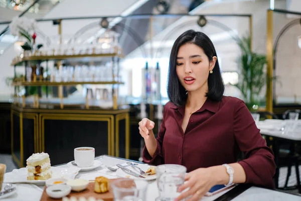 klas bir kapalı Kafe oturan bir güzel ve zarif genç Kore Asya kadın portresi