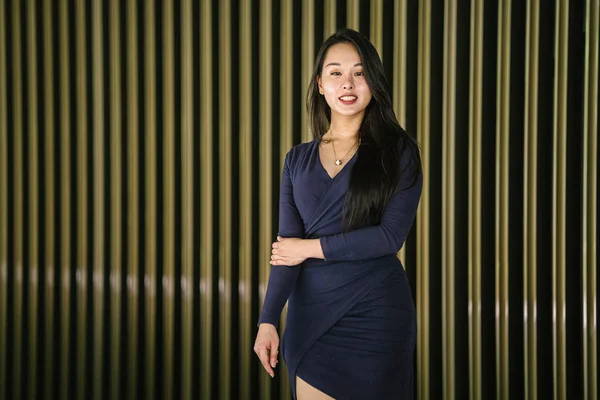 Retrato Uma Jovem Bela Mulher Chinesa Asiática Vestido Azul Elegante — Fotografia de Stock