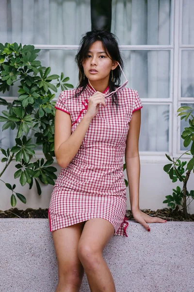 매력적인 아시아 여자는 치파오 드레스 — 스톡 사진