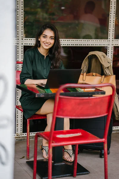 Joven Estudiante Universitaria Mujer India Asiática Está Estudiando Trabajando Computadora —  Fotos de Stock