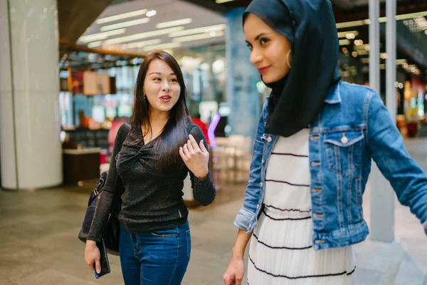 Dos Amigas Centro Comercial Una Ellas China Otra Musulmana — Foto de Stock