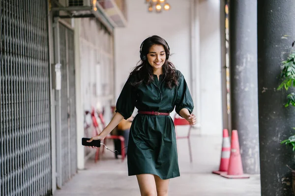 Retrato Una Joven Atractiva Hermosa Muchacha Milenaria India Asiática Bailando — Foto de Stock