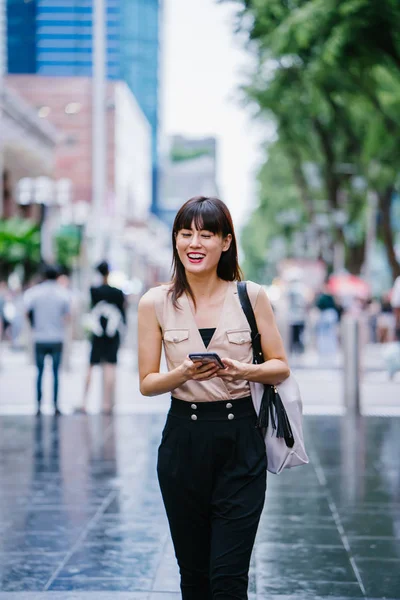 魅力的な中国アジアの女性彼女のスマート フォンを使用して — ストック写真
