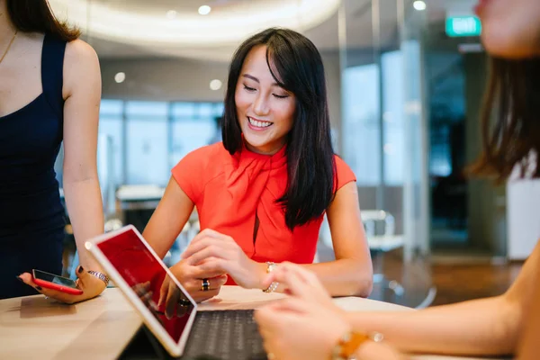 Gruppo Uomini Affari Nello Spazio Working — Foto Stock