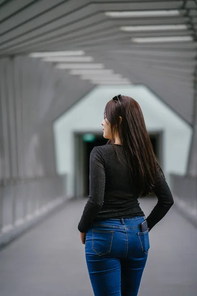 Portret Van Een Jonge Chinese Aziatische Vrouw Poseren — Stockfoto