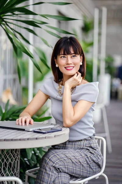 Retrato Una Mujer Asiática China Mediana Edad Segura Elegante Atractiva — Foto de Stock