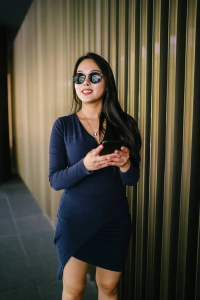 Portret Van Een Jonge Mooie Aziatische Chinese Vrouw Met Smartphone — Stockfoto