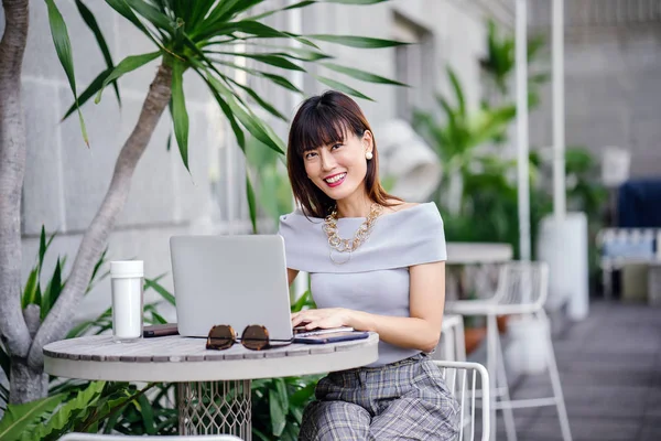 Retrato Una Atractiva Segura Exitosa Mujer Asiática China Usando Portátil — Foto de Stock