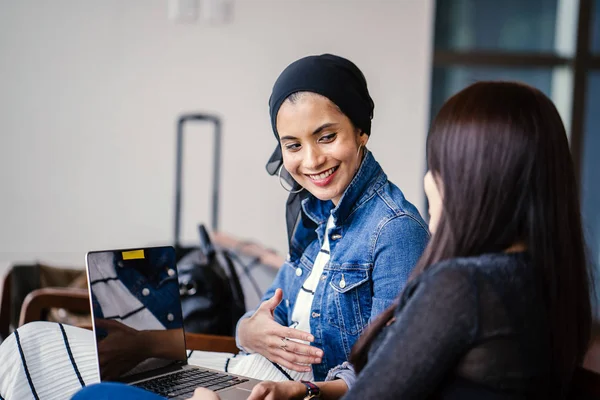Müslüman bir Orta Doğulu kadın Çinli bir meslektaşıyla iş görüşmesi yapıyor..