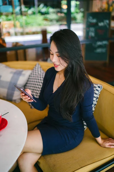 Портрет Молодой Красивой Азиатской Китаянки Смартфоном — стоковое фото