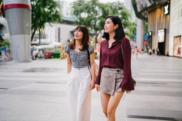 Dos Amigos Cercanos Caminando Juntos Por Calle — Foto de Stock