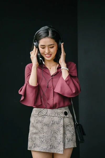 Retrato Una Joven Asiática Coreana Sonriendo Felizmente Mientras Escucha Música —  Fotos de Stock
