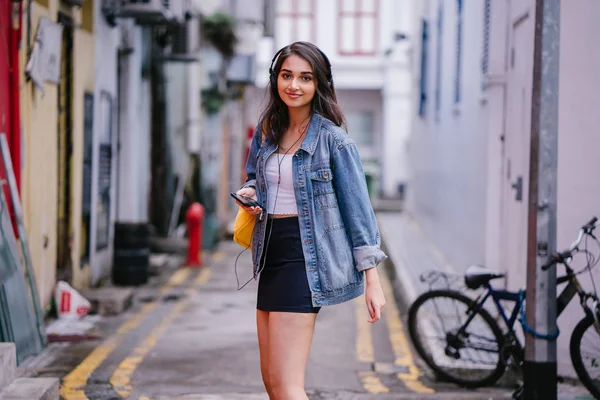 Porträt Einer Jungen Und Attraktiven Indischen Asiatin Jeansjacke Und Gelbem — Stockfoto