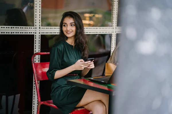 Joven Mujer India Singpaorea Revisando Teléfono Inteligente Mientras Toma Descanso — Foto de Stock