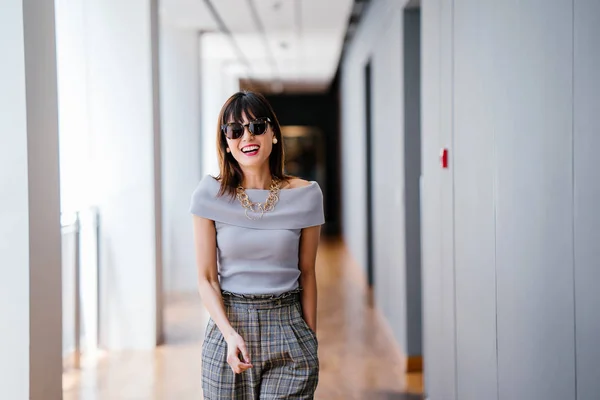 Retrato Una Mujer China Asiática Madura Mediana Edad Vestida Con —  Fotos de Stock