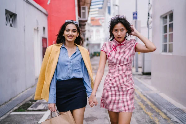 Dos Amigos Cercanos Caminando Juntos Por Callejón Ambos Llevan Ropa — Foto de Stock