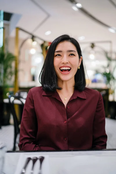 Retrato Una Hermosa Elegante Joven Coreana Asiática Sentada Elegante Café — Foto de Stock