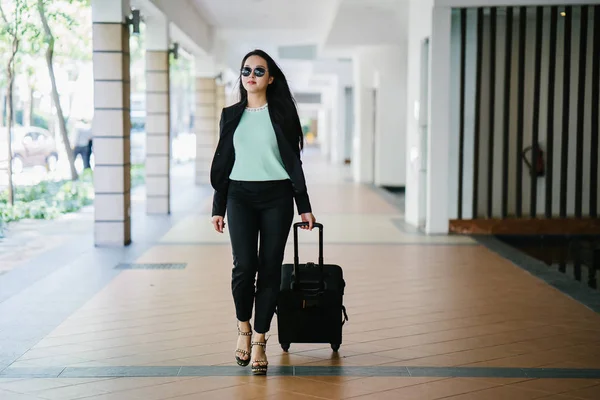 Młoda Azjatycka Kobieta Ciągnie Jej Bagaż Walizki Jest Atrakcyjna Elegancka — Zdjęcie stockowe