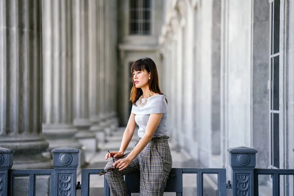 Mulher Chinesa Asiática Elegante Atraente Ela Está Elegantemente Vestida Atraente — Fotografia de Stock