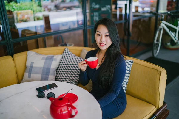 Портрет Молодой Привлекательной Элегантной Красивой Азиатки Сидящей Открытом Воздухе Кафе — стоковое фото