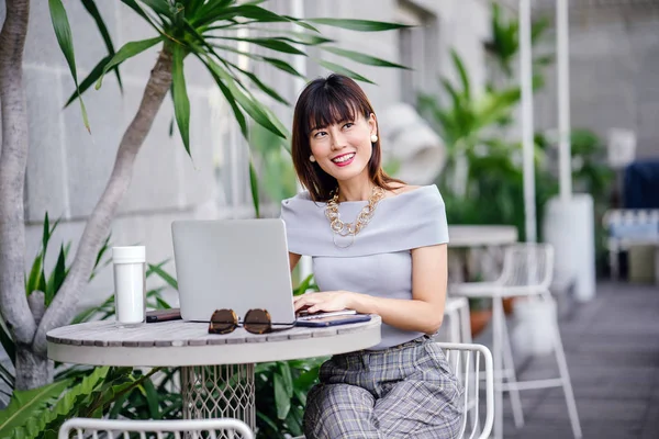 Retrato Una Atractiva Segura Exitosa Mujer Asiática China Usando Portátil — Foto de Stock