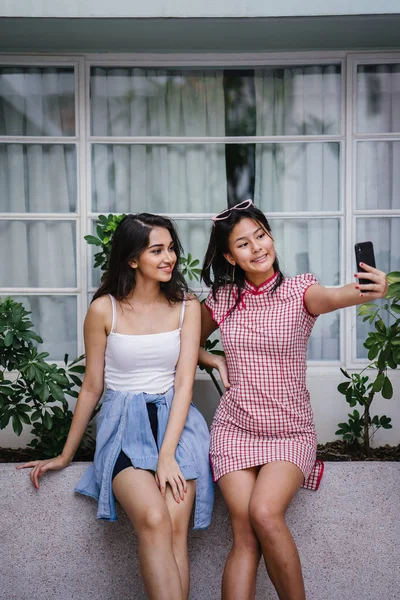 Para Młodych Azjatyckich Dziewcząt Podejmuje Selfie Razem Ulicy Ciągu Dnia — Zdjęcie stockowe