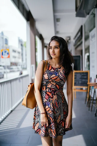 Модный Портрет Красивой Молодой Стройной Индийской Азиатской Девушки Платье Позирующей — стоковое фото