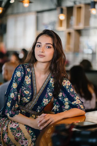 Retrato Una Joven Confiada Atractiva Chica Asiática India Una Cafetería — Foto de Stock