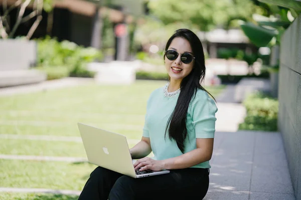 Uma Jovem Atraente Estudante Asiática Senta Trabalha Seu Computador Portátil — Fotografia de Stock