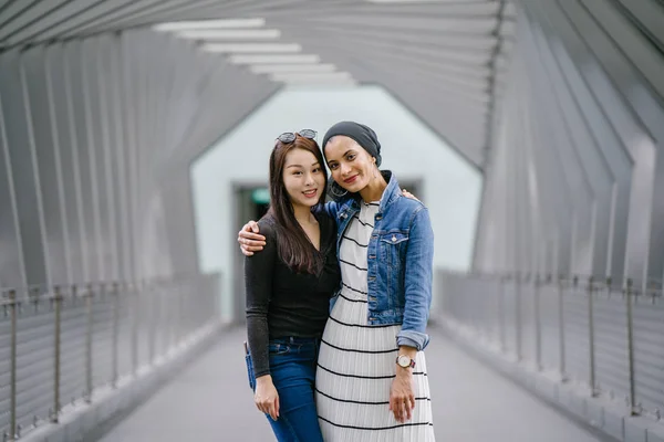 Dos Amigos Diferentes Etnias Puente Durante Día Una Una Mujer — Foto de Stock