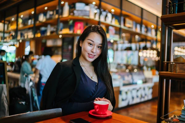 카페에서 야외에 세트에서 뜨거운 즐기는 매력적이고 우아하고 아름다운 아시아 여성의 — 스톡 사진