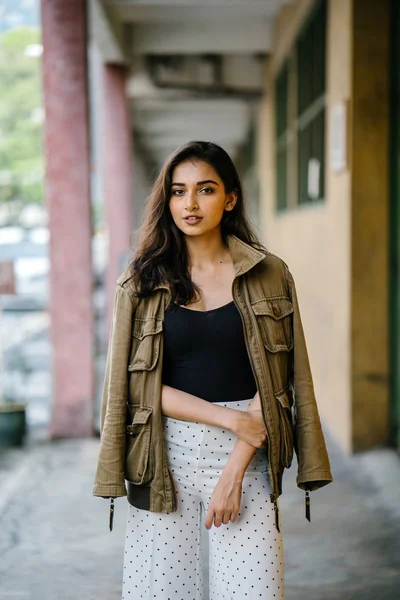 Retrato Una Mujer Asiática India Alta Hermosa Delgada Elegante Caminando —  Fotos de Stock