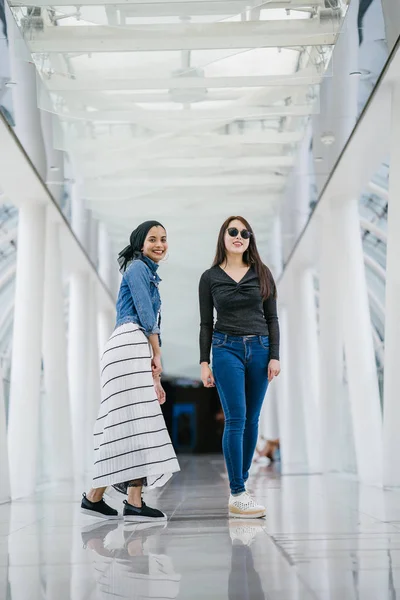 Deux Amis Origine Ethnique Différente Tiennent Côté Autre Sur Pont — Photo