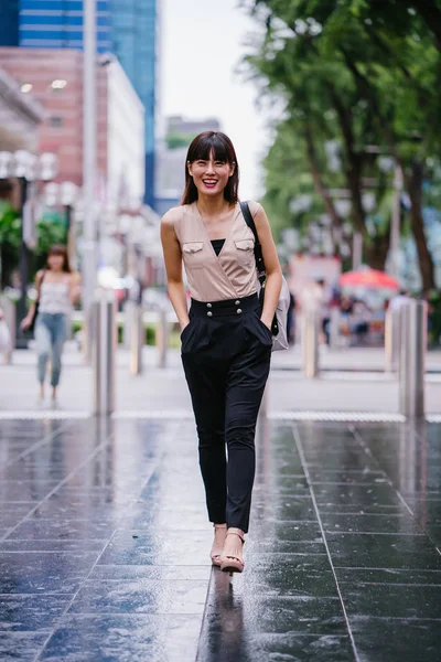 Asya mall alışveriş merkezleri içinde belgili tanımlık geçmiş ile dışında duran genç Çinli Asyalı kadın