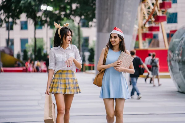 Dvě Šťastné Asijské Dívky Které Chodí Nákupními Pytli Prezentujete Vánoce — Stock fotografie