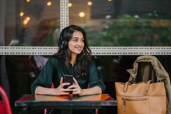 Joven India Asiática Mujer Disfruta Música Ella Streaming Teléfono Inteligente —  Fotos de Stock