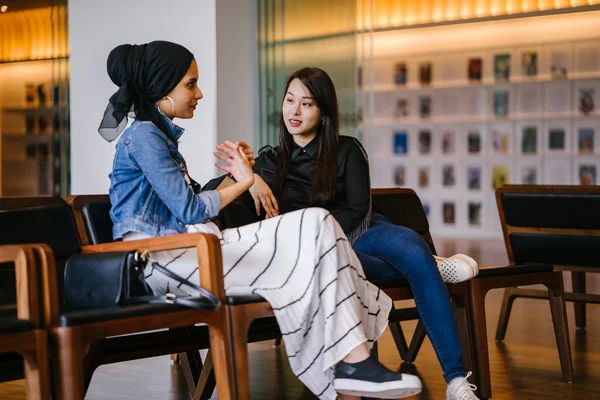 Дві Жінки Подруги Сидять Лавці Розмовляють Одна Китайка Інша Мусульманка — стокове фото