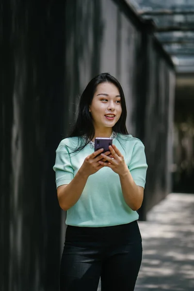 Retrato Una Joven Hermosa Mujer China Asiática Sosteniendo Teléfono Inteligente —  Fotos de Stock