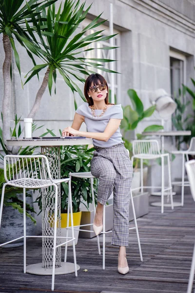 Retrato Una Mujer Asiática China Mediana Edad Segura Elegante Atractiva — Foto de Stock